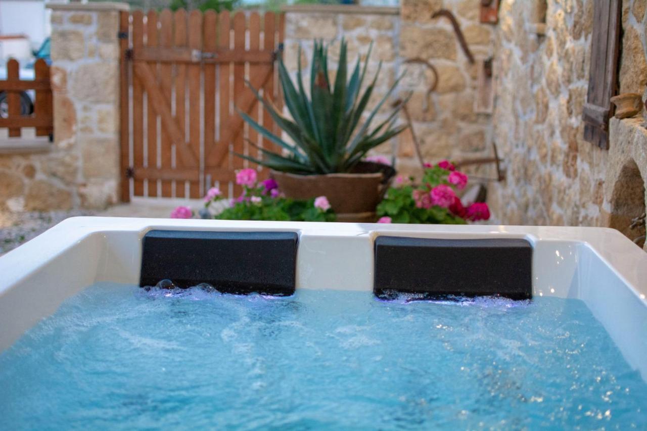 Pamelas House With Jacuzzi 키사모스 외부 사진